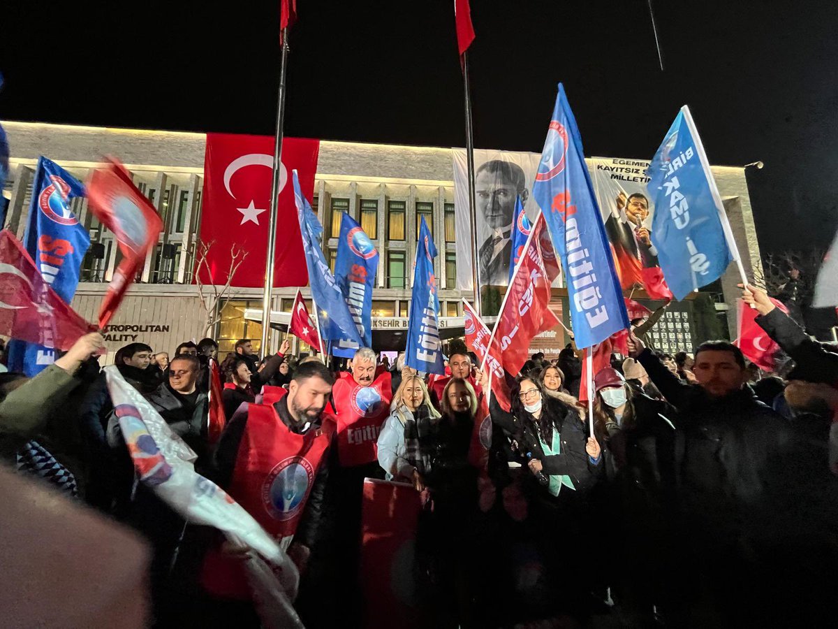 AKP seçmeni zannediyor ki; bu kadar insan, Ekrem İmamoğlu yargılandığı için sokakta. 

Hayır.

Depremzedelere parayla çadır satan Kızılay Başkanını yargılamadığınız için sokaktayız.

Kendi şirketinden, kendi bakanlığına, fahiş fiyata dezenfektan satan Ticaret Bakanı’nı