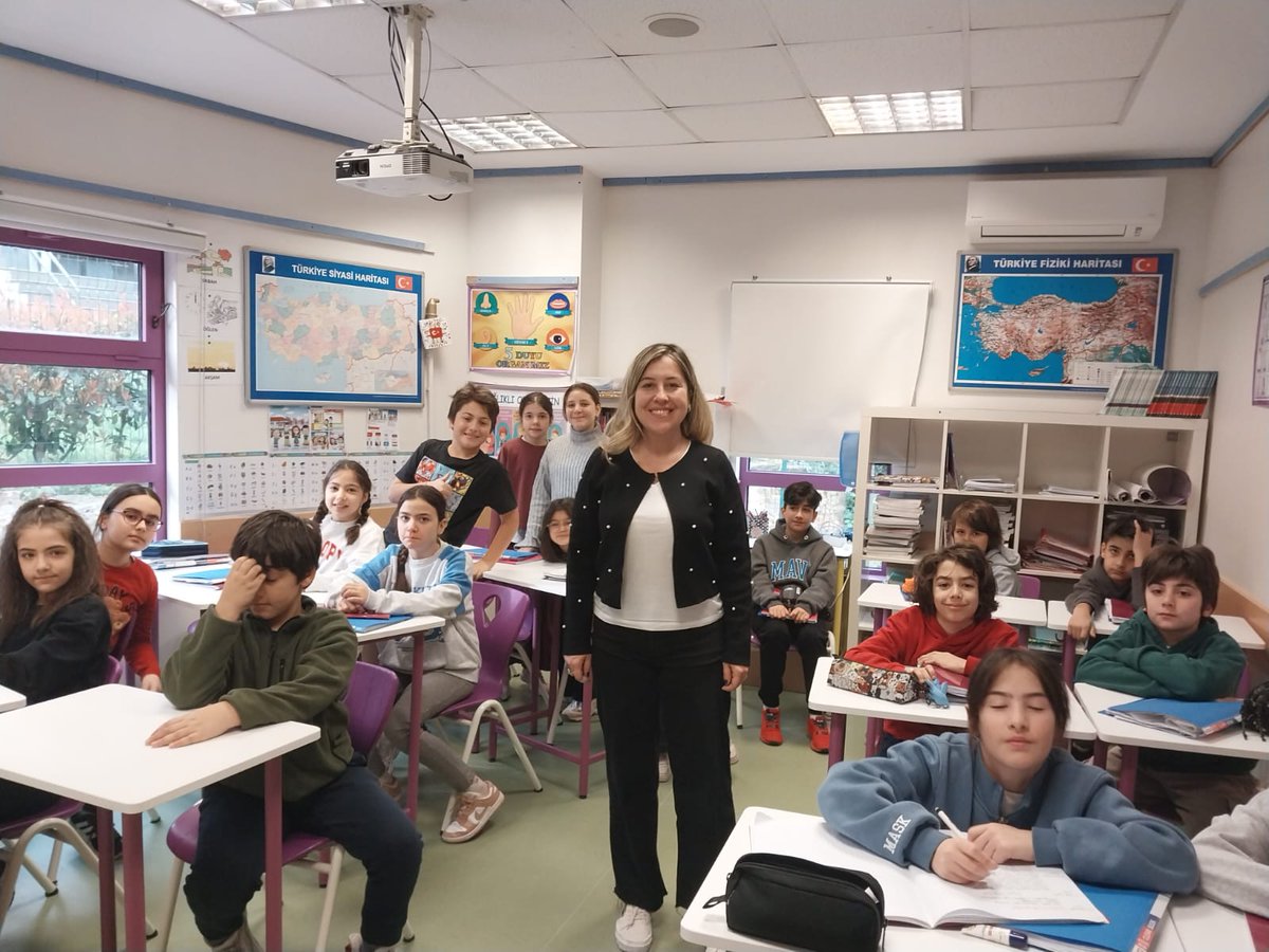 LotiLycee's tweet photo. Les élèves turcophones des CM2 A-C-E ont accueilli Ece Erdogdu Levi, auteure jeunesse et éditrice. Après avoir lu certains de ses livres, dont "Basima Gelen Acayip Şeyler" et "Masal'in Istanbul Maceralari", ils ont pu échanger avec elle sur le métier d’écrivain. 📚🖋️🇹🇷
@aefeinfo https://t.co/5woVcUClx2