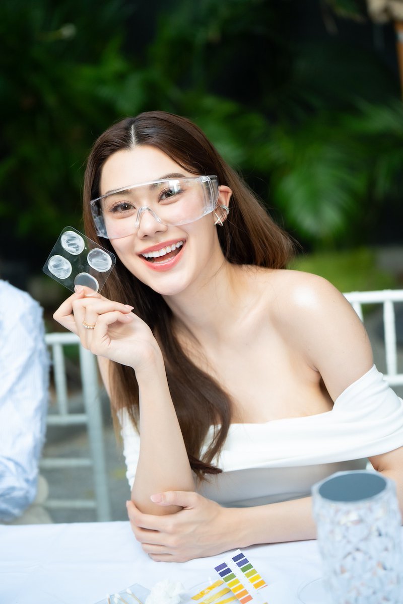 STARSOCIETY_TH's tweet photo. ลีน่า – ลลินา ซูเอ็ทท์ คว้าพรีเซนเตอร์ DERMAFORA
สกินแคร์จากสวิต ฯ ในงานเปิดตัวครั้งแรกในประเทศไทย
ภายใต้คอนเซปต์ "WHERE SCIENCE MEETS NATURE"
https://t.co/jIVYzMRq5Q
#lalinalena
#ลีน่าลลินา
#LENAfora
#ผสานพลังเพื่อผิวสุขภาพดี
#WhereScienceMeetsNature
#DERMAFORAThailand https://t.co/lpof7LVu1k