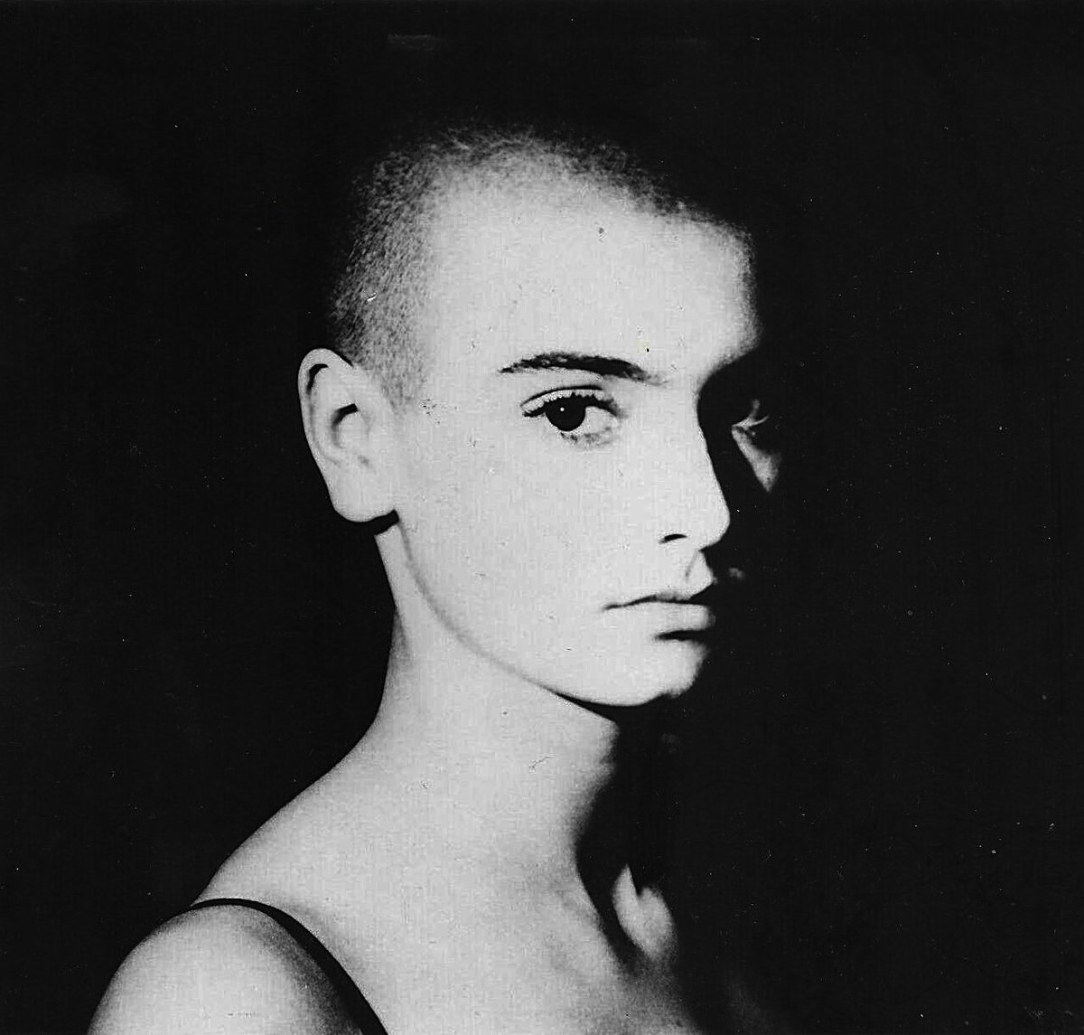 Singer Sinéad O'Connor was told by her record label to look more feminine, which she not only ignored but rebelled against. She later wrote an open letter to Miley Cyrus warning of the misogynistic manipulation of women by the music industry #WomensArt