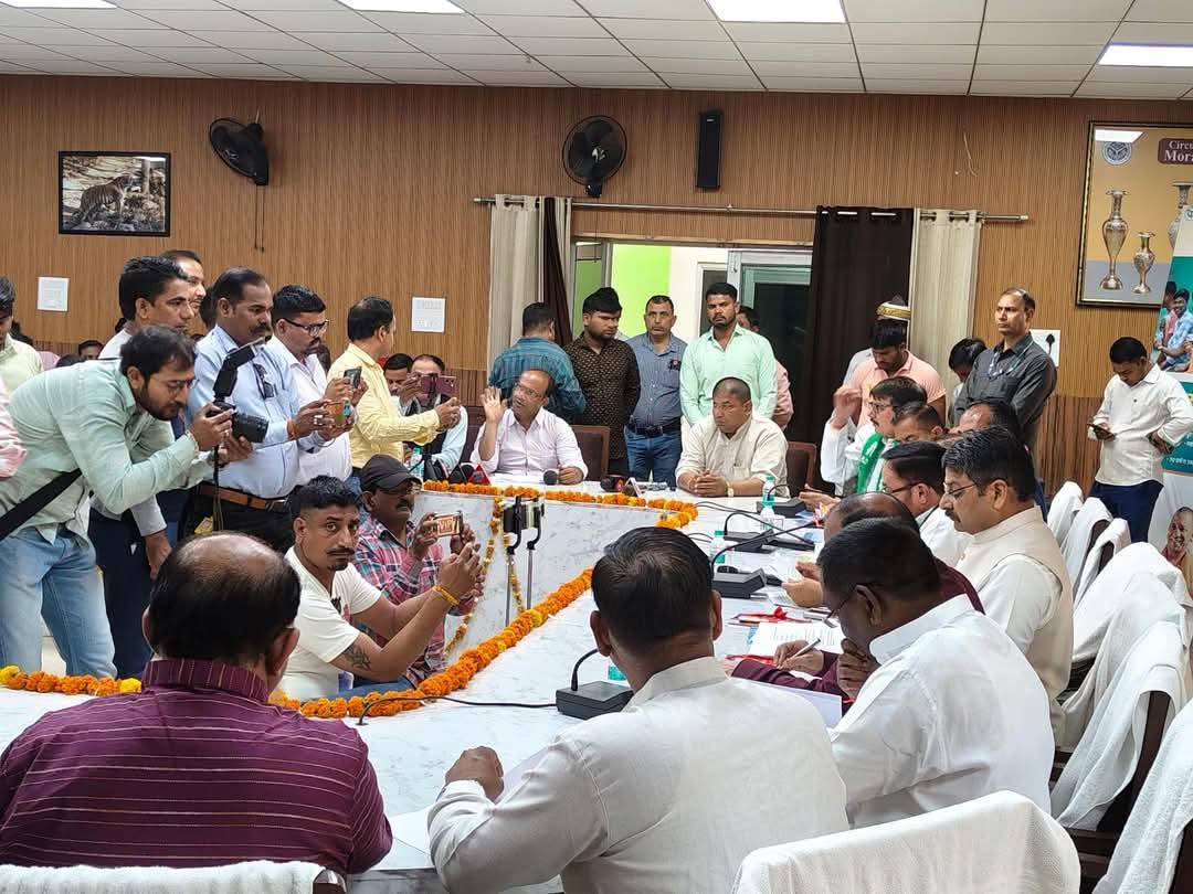 Ritesh Kumar Gupta (@mlariteshkgupta) on Twitter photo सर्किट हाउस, मुरादाबाद में उ०प्र० सरकार में मा० मंत्री / प्रभारी मंत्री मुरादाबाद श्री अनिल कुमार जी की अध्यक्षता में 'सेवा, सुरक्षा और सुशासन की नीति' के साथ उत्तर प्रदेश सरकार के 8 वर्ष पूर्ण होने के उपलक्ष्य में आयोजित प्रेस वार्ता में सम्मिलित हुआ।
<a href="/BJP4UP/">BJP Uttar Pradesh</a> सर्किट हाउस, मुरादाबाद में उ०प्र० सरकार में मा० मंत्री / प्रभारी मंत्री मुरादाबाद श्री अनिल कुमार जी की अध्यक्षता में 'सेवा, सुरक्षा और सुशासन की नीति' के साथ उत्तर प्रदेश सरकार के 8 वर्ष पूर्ण होने के उपलक्ष्य में आयोजित प्रेस वार्ता में सम्मिलित हुआ।
<a href="/BJP4UP/">BJP Uttar Pradesh</a>