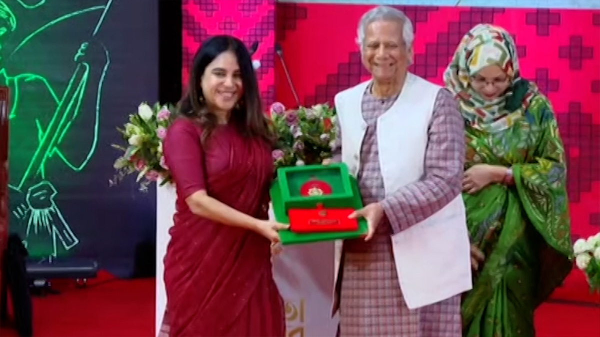 স্বাধীনতা পুরস্কার তুলে দিলেন প্রধান উপদেষ্টা