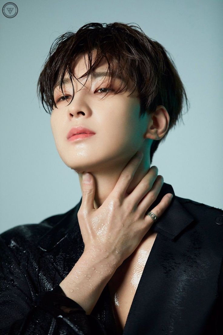[SCHEDULE] #WONWOO will be appearing on the cover of the special June edition of Harper's Bazaar Japan Magazine. 🐈‍⬛

The edition will release two different cover designs that express the different charms of Wonwoo.

Release date:
🗓️ April 18, 2025

#원우 #SEVENTEEN #세븐틴