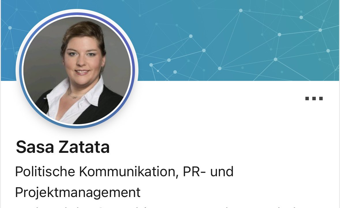 ainyrockstar's tweet photo. Die Bürgergeld-Empfängerin bei Hart aber Fair. Sasa Zatata ist SPD-Mitglied und hat offenbar die Zeit und Energie immer wieder im ÖRR politischen Aktivismus zu Betreiben. Sie bezieht wohl zusätzlich zum Bürgergeld Erwerbsminderungsrente, weil sie laut ihrem Instagram-Profil an einer rheumatisch-entzündlichen Erkrankung leidet. Mich würde dennoch interessieren, warum mit dieser Erkrankung offenbar solche Talkshow-Auftritte möglich sind, aber z.B. kein Bürojob. Gemäß LinkedIn kommt Sasa Zatata aus dem PR- und Projektmanagement-Bereich. Auf ihrem Instagram-Profil postet sie gerne ihre Nägel vom Nagelstudio, das üppige Weihnachtsessen oder die zahlreichen Geschenke unter dem Weihnachtsbaum. Sieht so Armut aus? Haben Geringverdiener so viel Geschenke unter dem Baum? Ihr Mann erhält ja offenbar auch Bürgergeld. Könnte man dazu mal mehr Hintergrundinfos von #Hartaberfair erhalten? Und steht diese Frau stellvertretend für den Durchschnittsbürgergeldempfänger? 

Warum werden solche Leute nicht mal richtig in die Zange genommen? Zumindest von den Gästen, die nicht links sind. Nein, da wird dann immer der Tanz ums goldene Kalb veranstaltet. „Nein, Sie meinen wir ja nicht. Für Sie gehen wir gerne arbeiten.“

Doch. So Leute sind auch gemeint. Chillt hier mit ihrem muslimischen Mann und einem Kind seit Jahren auf Bürgi, kann davon gut leben und verlangt im Fernsehen, dass andere noch mehr für Leute wie sie arbeiten. 

Ich hab es satt.