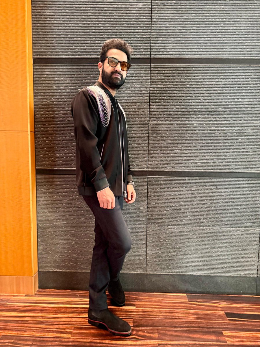 NTRArtsOfficial's tweet photo. Just some casual things for our #Devara look like 🖤🔥

Absolutely slaying it 🫶🏻
#NTR @tarak9999 #デーヴァラ @devaramovie_jp https://t.co/TkLkt6tmga