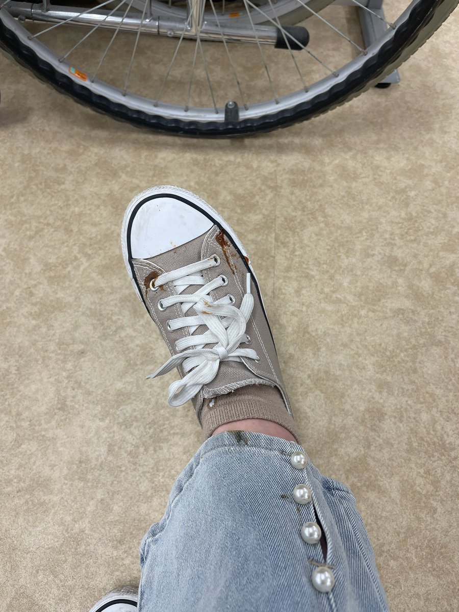 2imra1p's tweet photo. 仙台のアーケードのマック行ったら隣に座ってたカップル？男女が帰る時にひっくり返してケチャップかけられた、、男の方がすみませんって小さい声言ってたけどさ、、これは酷くない？洗っても落ちないよね😭靴もショックだけどさ、ズボン買ったばっかで、今日初めて履いたのに。 #仙台 #マクドナルド https://t.co/fF2QIbEVpR