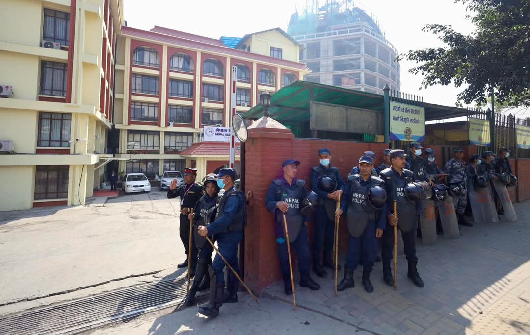 सालोको सुरक्षाका लागि खटिएका सुरक्षाकर्मिहरु।
सन्दर्भ :नेपाल विधुत कार्यकारि निर्देशक ।