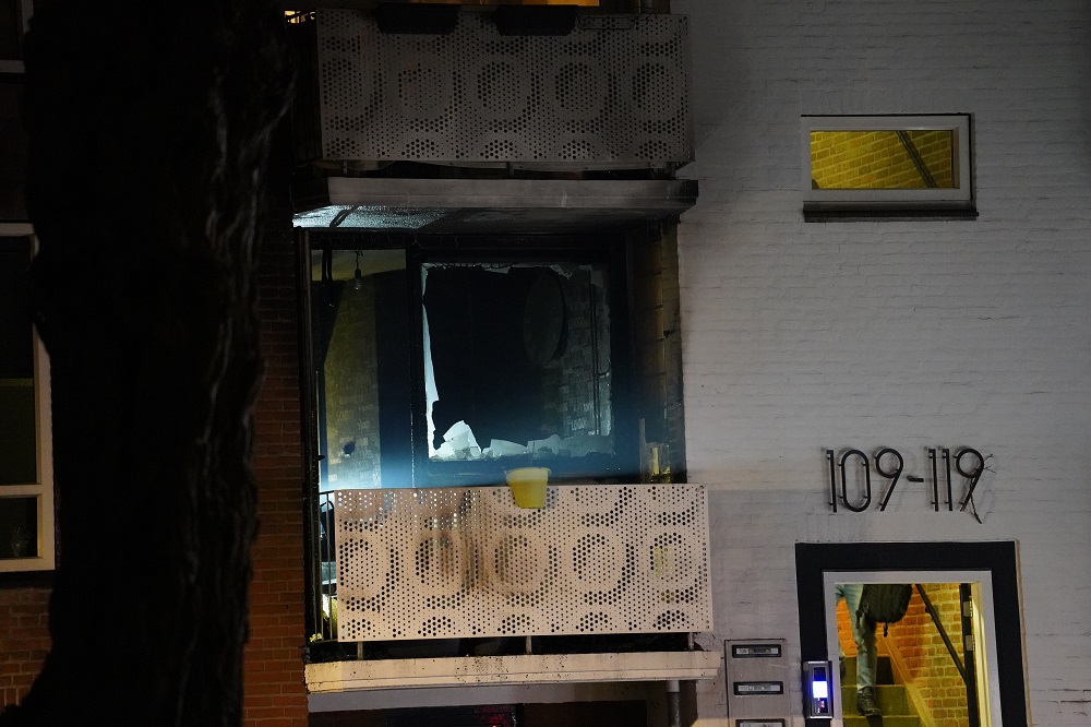 Explosie en brand in flat: zes woningen ontruimd
