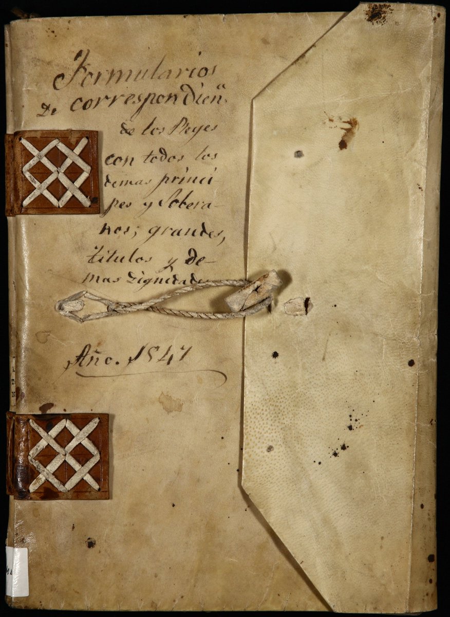 ¿Sabías que en el Centro de Documentación del Ministerio de Defensa tenemos libros con siglos de antigüedad? 
El manuscrito “Formularios de correspondencia de los reyes con todos los demás príncipes y soberanos…” fechado en 1547 se encuentra digitalizado en nuestra #BVD