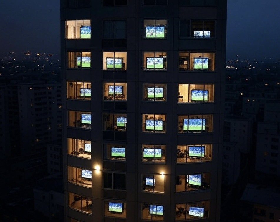 Bu hafta futbol maçları başladığında, büyük ihtimalle sadece top değil, absürd hikâyeler de dönecek sahada. Abuk kartlar, milimetrik ofsaytlar, imkansız  goller, anlamsız düdükler, var olmayan penaltılar. Yani hakemler düdüğü çalınca sadece maçlar başlamayacak, aynı zamanda