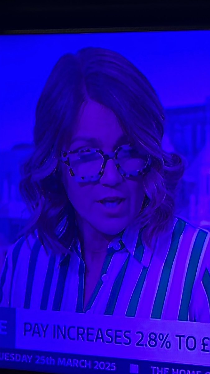 D455en34's tweet photo. Omg i didn’t know Elton John was a presenter on @GMB this morning @susannareid100 what’s going on with the 👓 https://t.co/fszj3z7EBo