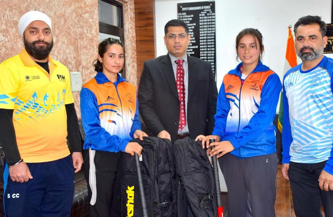 the_srinagar's tweet image. डीसी पुंछ ने हॉकी खिलाड़ियों को दिए खेल उपकरण

हरियाणा के हिसार स्थित प्रतिष्ठित साई हॉकी प्रशिक्षण केंद्र में शामिल होने के लिए चुना गया

thesrinagartimes.com/2025/03/blog-p…

#earthquake #Operation_Searchlight #LhasaMassacre #8YearsofTransformingUP #CSKvsRCB #Natasha #TravisScott