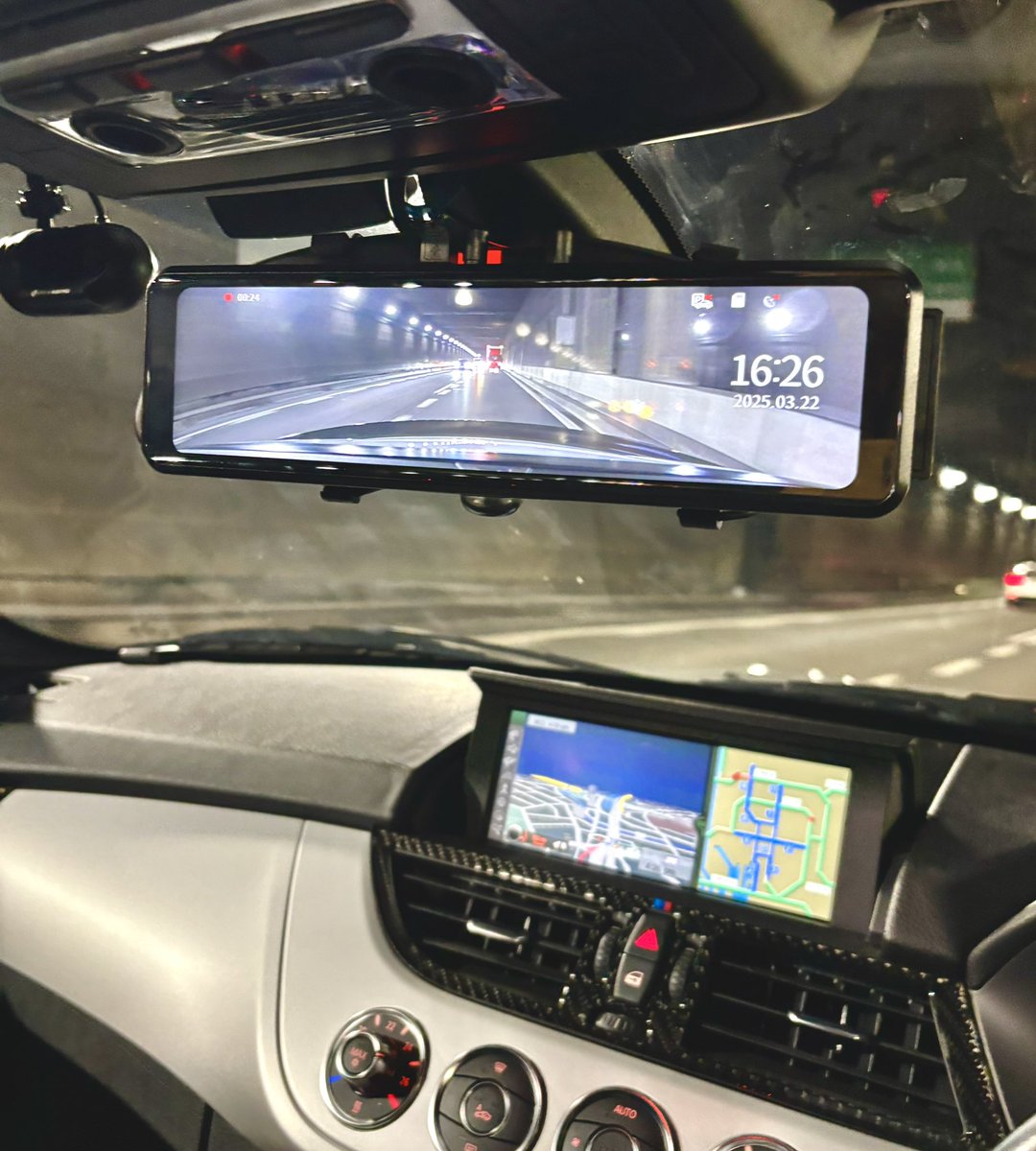 occy_k's tweet photo. 今回お届けするお車「Z4」ハイラインパッケージ　
これからの季節、オープンエアーを満喫するのは、���っぱりオープンカー‼️
禁煙車　20インチアルミツライチ　ドラレコ　デジタルインナーミラー　ETC
車両本体価格(税込)1,880,000
6.2万km
#オープンカー　#Z4  #車好きと繋がりたい  #BMWZ4 https://t.co/bC753f1k2t