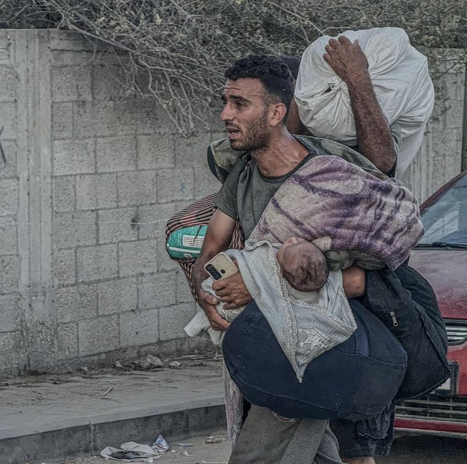 gztcom's tweet photo. 📍 GAZZE

😢Göç yolunda çocuğunu taşıyan bir baba... https://t.co/zEMNrIrNBk