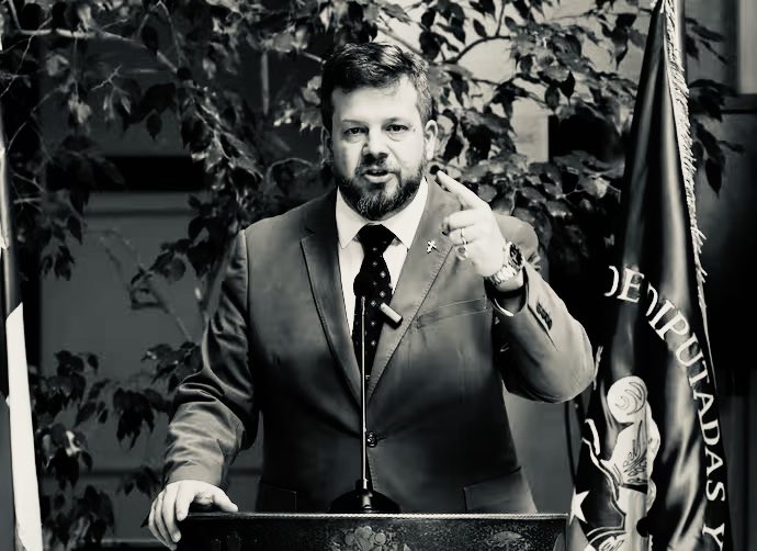 ❌Enemigo de la Nación Chilena que propone mantener DERECHOS POLÍTICOS de los EXTRANJEROS a cambio de impuestos💰

Ha insultado la memoria de nuestros abuelos que construyeron la Patria 🇨🇱que heredamos

#NoAlVotoEXTRANJERO 
#ChileParaLosCHILENOS 
#JohannesKaiserENEMIGOdeLaNación