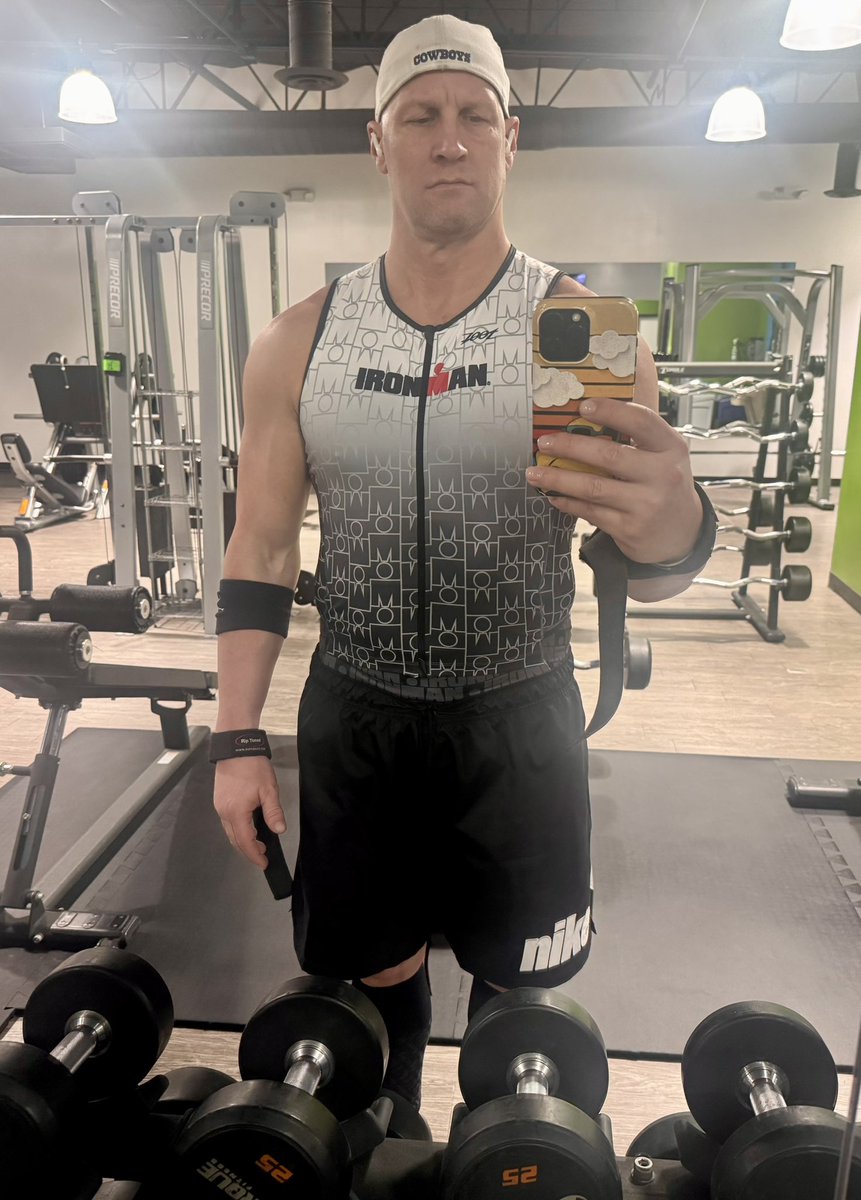 christianxxx1's tweet photo. Late workout but still felt fantastic 💪🏼

#ironman https://t.co/Wjs3r55ulF