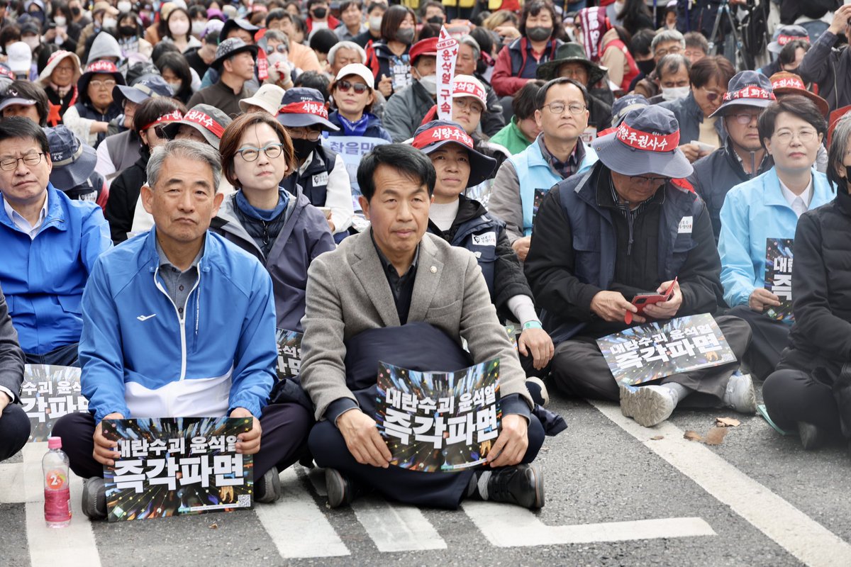 yjongo428's tweet photo. 남태령에 함께 하고 있습니다.
경찰이 전농 트렉터를 막고 있습니다.

정작 권력자들은 법도 헌법도 무시하는데
민주헌정을 지키려는 농민들은 막아서고 있습니다. https://t.co/gDoMwwWU0P