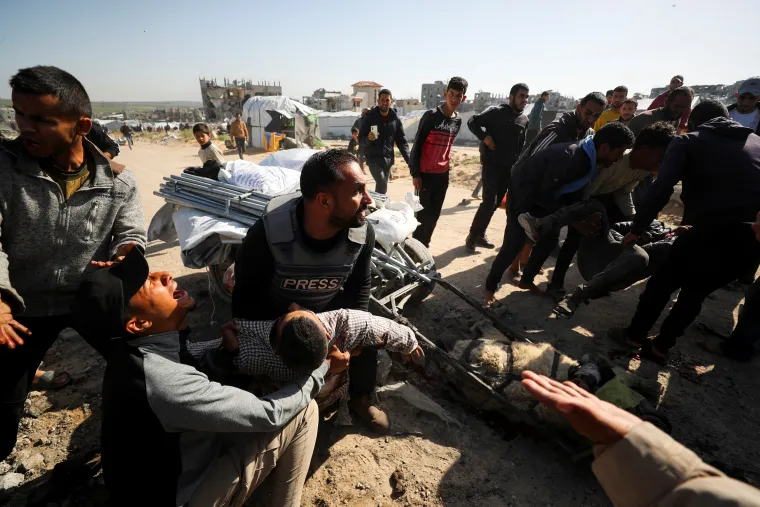 nilecitizens's tweet photo. https://t.co/1phCHuIBw5 
Israeli airstrikes in Gaza have killed at least 65 people in the past 24 hours, including women, children, and two journalists, according to the Palestinian Health Authority. https://t.co/Sb9gZzFSMi