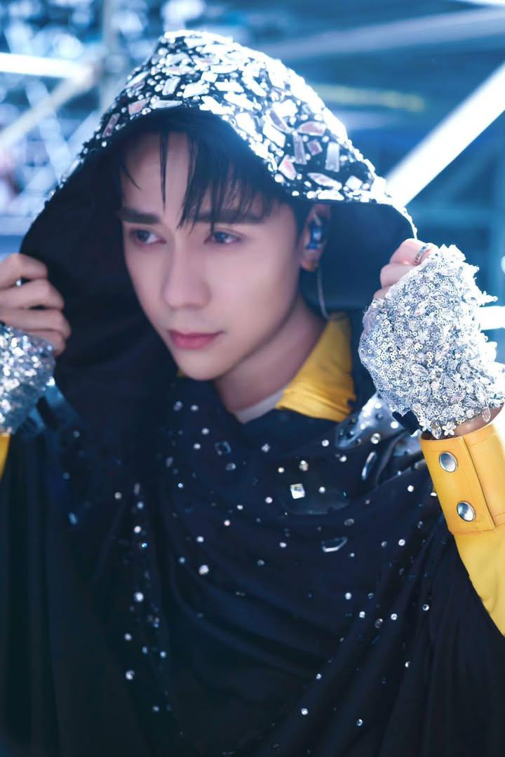 nhoioww08's tweet photo. PHÙ THỦY BÓNG ĐÊM HẢ? ĐẸP ĐUYÊNN 😭💙

'BONCHA' và MASTERD tại CONCERT ATSHDAY5 - VẠN PHÚC CITY
___
#QuangHungMasterD 
#BonchaxQuangHungMasterD 
#InfinitywithMasterD https://t.co/JZu2QexO8r