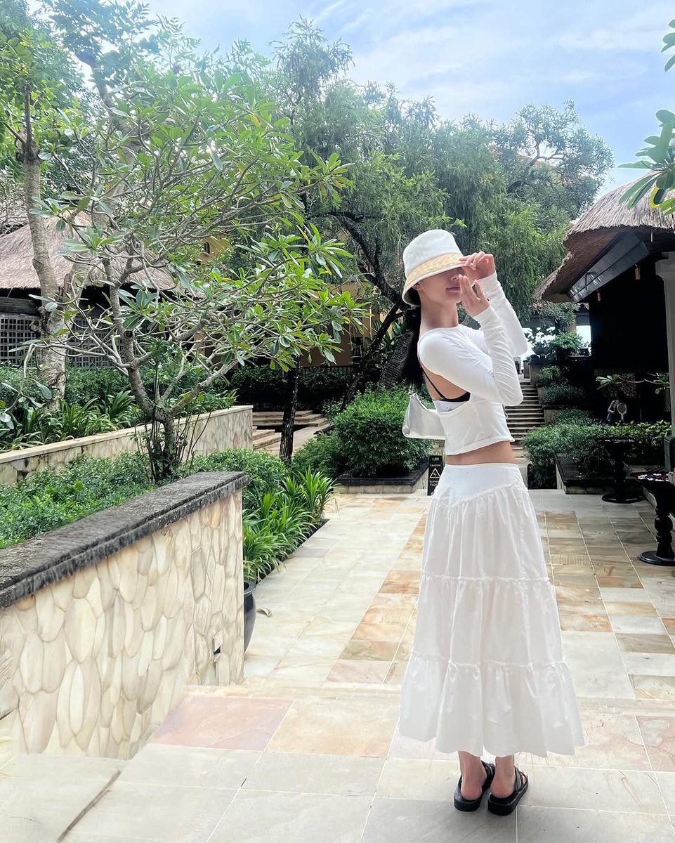 Belum tau mau jalan-jalan ke mana hari ini, yang penting pose cantik aja dulu hehehe 😹