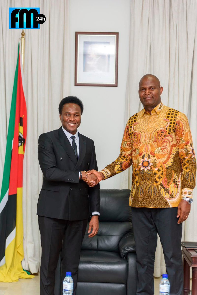 cesarchiyaya's tweet photo. VENÂNCIO MONDLANE DESISTIU DA LUTA?

O primeiro encontro entre VM7 e Daniel Chapo, para os detratores de Venâncio Mondlane, sinaliza o fim da luta dos moçambicanos:

1 - Mas o encontro entre VM7 e Daniel Chapo não foi apenas um evento político – foi um marco histórico, uma verdadeira rutura com o passado violento de #Moçambique.

2 - Pela primeira vez, o país tem a possibilidade de resolver os seus conflitos sem recorrer à guerra, contrariando a narrativa imposta pela #FRELIMO desde 1994.

3 - Tal como Angola, que mergulhou em 27 anos de guerra fratricida devido à incapacidade de diálogo entre os seus líderes.

4 - Moçambique também viveu décadas de conflito porque, como bem dizia Afonso Dhlakama, "a FRELIMO só ouve com violência".

5 - Desde as primeiras eleições multipartidárias em 1994, todos os acordos de paz foram assinados não por consenso, mas pela força das armas.

6 - Agora, Mondlane desafia essa lógica obsoleta, provando que a transformação pode ser conquistada através da resistência firme e da inteligência política.

7 - Diferente do que muitos tentam insinuar, este encontro não foi um recuo de Venâncio Mondlane, mas sim uma prova do impacto do seu movimento político.

8 - Não foi ele quem cedeu, na verdade, foi Daniel Chapo quem teve de se render – aliás, isso não interessa. 

9 - O que interessa é que Moçambique encontre a paz que tanto necessita.

10 - O encontro não foi marcado por VM7 – foi uma iniciativa de uma parte de cidadãos moçambicanos preocupados com a paz, que fizeram a ponte para que tal tivesse lugar.

11 - Ir ao diálogo não significa abandonar a luta!

12 - Pelo contrário, significa levar a revolução para dentro da casa presidencial.

13 - Haverá outros encontros, mas apenas se os compromissos forem respeitados…

——-
“E até lá, estou-me nas tintas”.