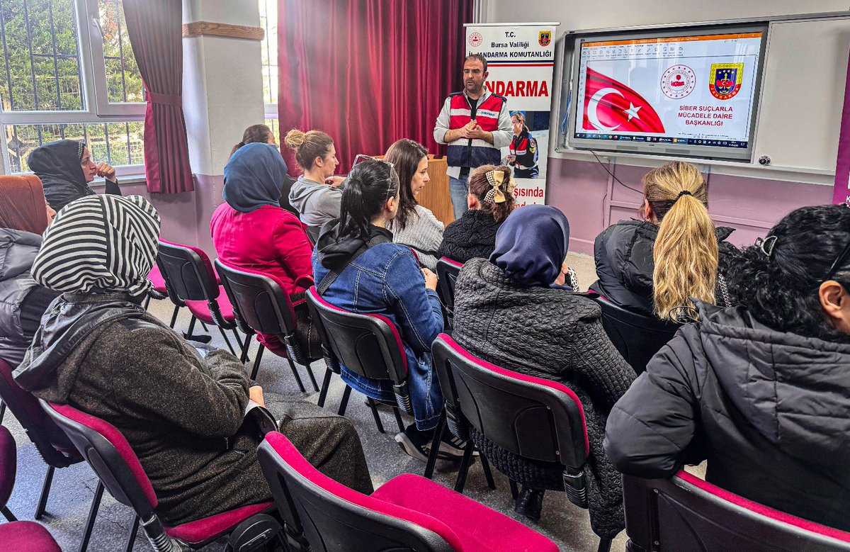 Siber Suçlarla Mücadele Şube Müdürlüğü'nde görevli personelimiz, sevgili öğrencilerimiz ile kıymetli velilerimize siber farkındalık konularında bilgilendirme faaliyetlerine devam etmektedir.

🔐Siber Güvenlik Önlemleri
📲Sosyal Medya Güvenliği
🤳Teknoloji Bağımlılığı
