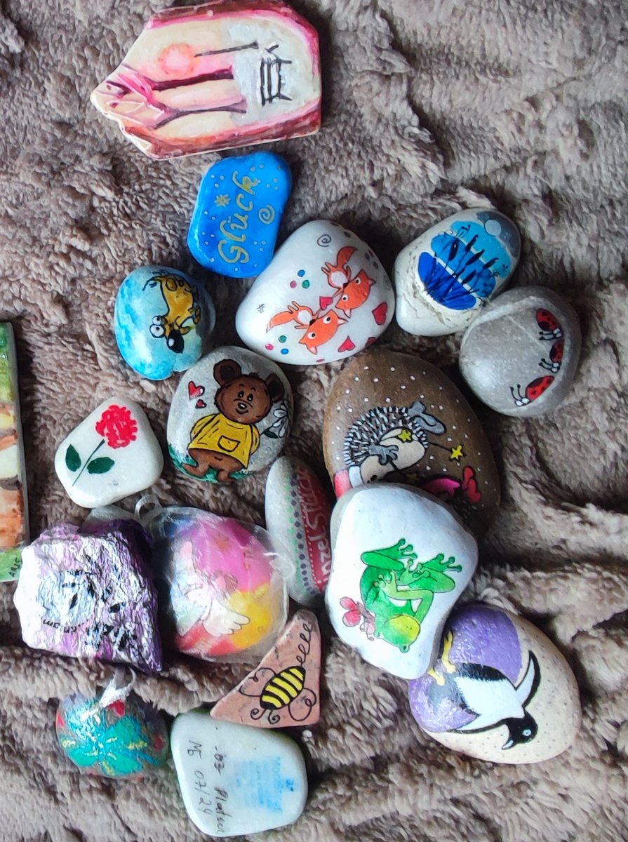 PebblesonTour's tweet photo. Ich hab wieder gut Steine mitbekommen zum verteilen. Ein paar Winter- und Halloween-Steine gehen erst im Herbst mit raus. Ich bin steinreich! 20 von meinen hab ich auch angespart. Und diese Tour will ich versuchen, zumindest den Schlafplatz zu skizzieren. Schaunmermal. ☺️ https://t.co/OghrgwaBET