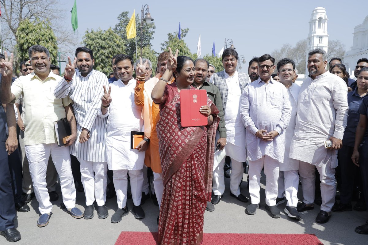 दिल्लीवासियों को ₹1 लाख करोड़ के ऐतिहासिक बजट की हार्दिक बधाई एवं शुभकामनाएं। यह बजट राजधानी के समग्र विकास को नई गति देगा और शिक्षा, स्वास्थ्य, परिवहन व बुनियादी ढांचे को नया आयाम प्रदान करेगा।

इस अभूतपूर्व बजट के लिए आदरणीय प्रधानमंत्री श्री <a href="/narendramodi/">Narendra Modi</a> जी और दिल्ली की