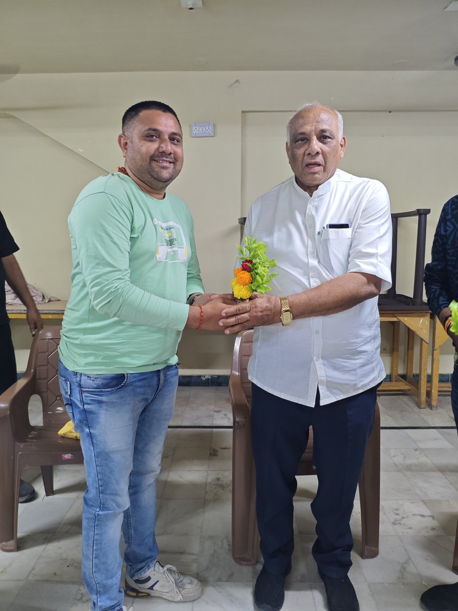 jiten10759223's tweet photo. આજરોજ વેરાવળ પાટણ શહેર યુવા ભાજપ વેરાવળ ની સમગ્ર ટીમ દ્વારા આદરણીય વડીલ અને ગુજરાત પ્રદેશ ભાજપ મંત્રી શ્રી ઝવેરીભાઈ ઠકરાર જી ની વકફ બોર્ડ સંશોધન બિલમાં નિમણૂક કરવામાં આવી તે બદલ શુભેચ્છા મુલાકાત કરવામાં આવી  અને તેમને શુભકામના પાઠવવા માં આવી 💐💐💐 https://t.co/JtdCkBz4FF