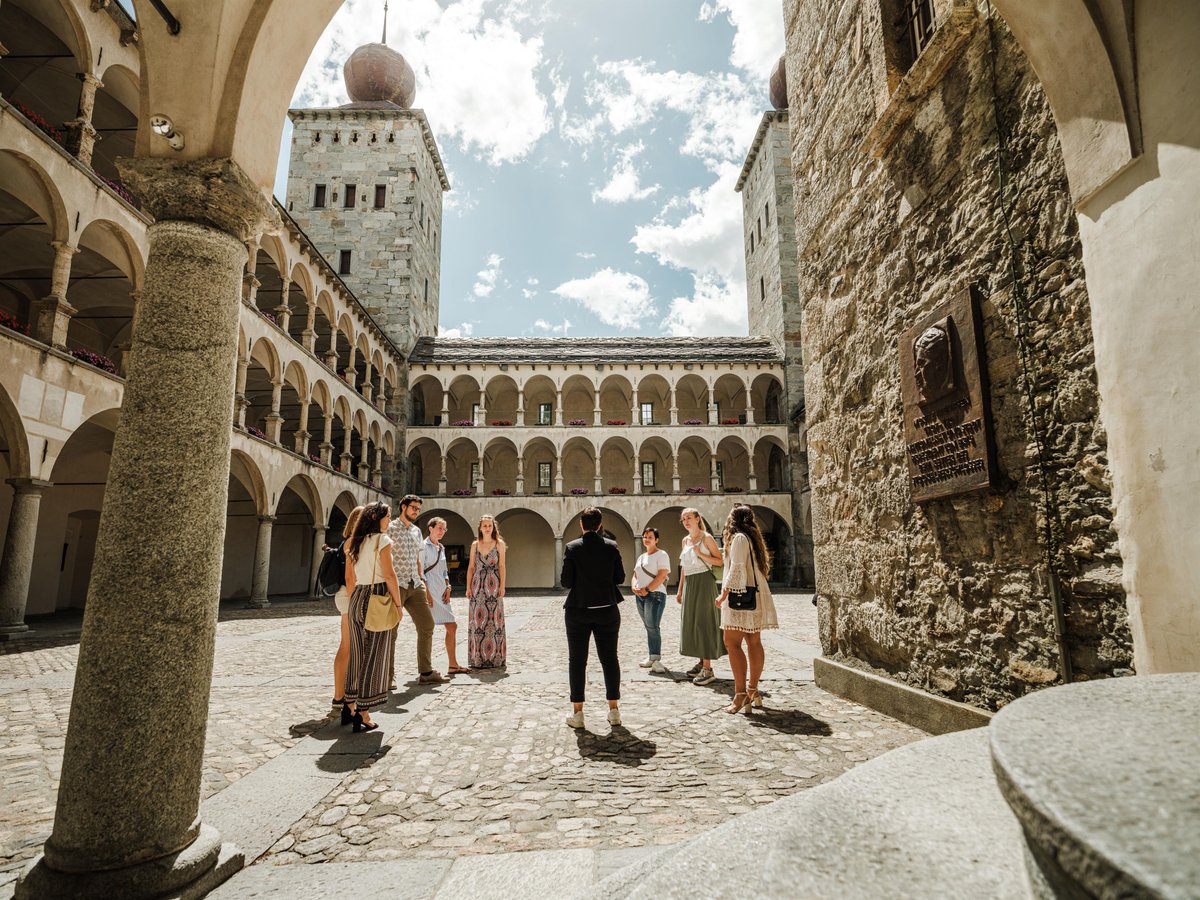 💡Unser Insider-Tipp: eine geführte Tour durch das Stockalperschloss. 🏰 In Brig gibt es nicht nur feinste Cordon Bleu, hier steht auch eines der imposantesten Barockgebäude der Schweiz. Wart ihr schon einmal im ehemaligen Wohnsitz des Kaufmanns Gaspard Stockalper? 👉