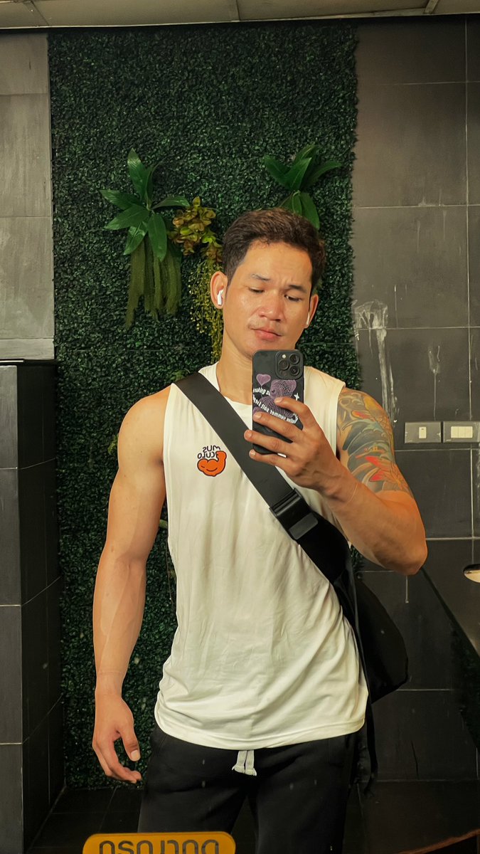 สวัสดีครับผมวันนี้คิวว่างอยู่นะครับสนใจสอบถามจองคิวได้เลยครับผม line.me/ti/p/6ypdd0hCs…