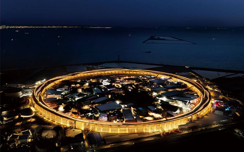 gomezdetejada's tweet photo. Estructura circular de madera construida para la exposición de Osaka 2025.

Sou Fujimoto en colaboración con TOHATA ARCHITECTS & ENGINEERS y Azusa Sekkei Co., Ltd. 

El diseño incluye una estructura de madera de 60.000 metros cuadrados que rodea los terrenos de la exposición. Con un techo verde accesible, el Ring Roof se inspira en la artesanía tradicional de madera japonesa que se ve en estructuras icónicas como el escenario del Templo Kiyomizu en Kyoto.
