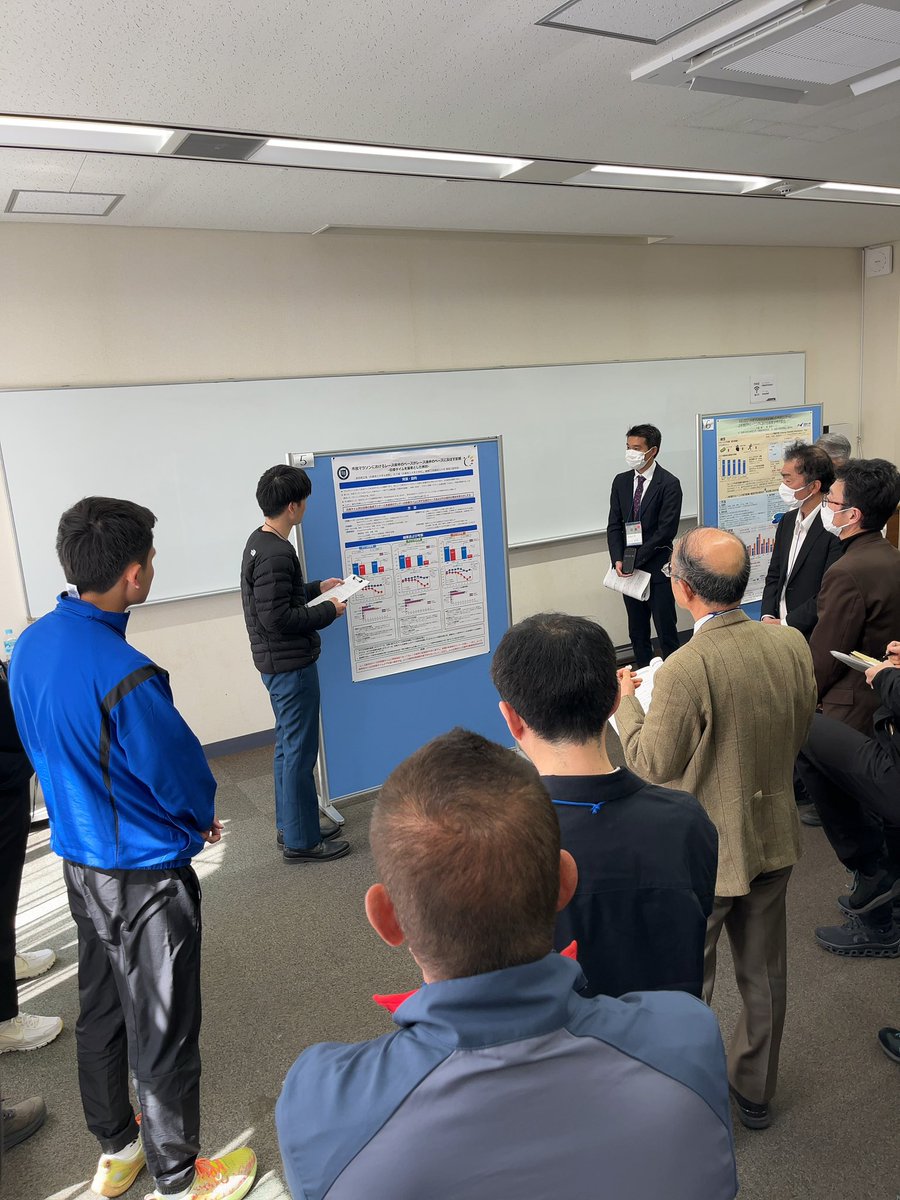 hmorilab's tweet photo. 【学会参加】
ランニング学会@千葉に参加してきました。
今回は、大学院生（社会人）の前田島がポスターで発表しました。2月の姫路城、3月の丹波篠山のマラソンアンケート結果をもとに発表したので時間的にバタバタでしたが、発表では有意義なディスカッションができたようでした。 https://t.co/hiPMSyYe3O