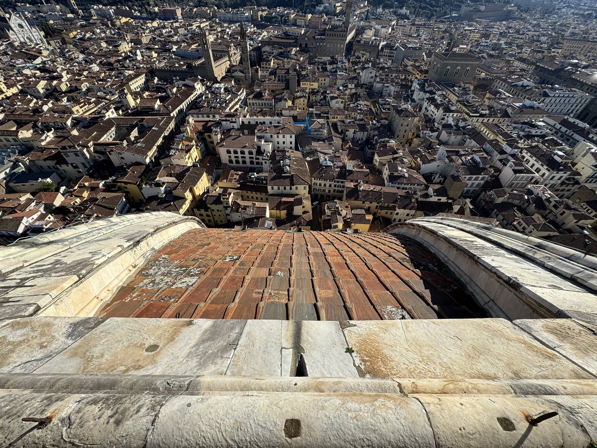 gomezdetejada's tweet photo. Cúpula del Duomo de Florencia. Filippo Brunelleshi, 1436.

Impresiona estar dentro de la doble piel de la cúpula, los 4 millones de ladrillos colocados en espina de pez, el misterio de cómo realmente se construyó, y por qué Brunelleschi no dejó absolutamente nada sobre el proyecto, la idea o el sistema constructivo.

Merecen la pena los 460 escalones... 😅