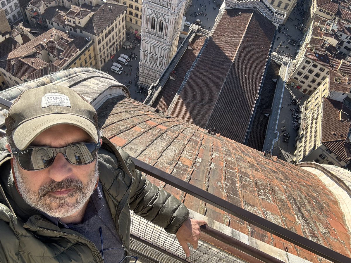 gomezdetejada's tweet photo. Cúpula del Duomo de Florencia. Filippo Brunelleshi, 1436.

Impresiona estar dentro de la doble piel de la cúpula, los 4 millones de ladrillos colocados en espina de pez, el misterio de cómo realmente se construyó, y por qué Brunelleschi no dejó absolutamente nada sobre el proyecto, la idea o el sistema constructivo.

Merecen la pena los 460 escalones... 😅