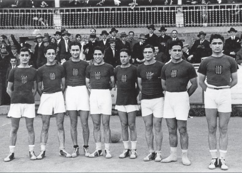 Francesc Fernandez (@francescferna12) on Twitter photo 25 de març de 1927. Primer partit de la selecció catalana de bàsquet, a BCN contra l'Hindú argentí. L'equip el formen Estany (Gràcia), Rodoreda (<a href="/FCBbasket/">Barça Basket</a>), Gelabert (<a href="/uesants/">UE Sants</a>), Moncho (<a href="/CEEuropa/">Club Esportiu Europa</a>), Ramis (Gràcia), Alberic (Laietà), Rodríguez (Tiberghien) i Prat (<a href="/martinencbq/">Martinenc Bàsquet</a>) 📸 25 de març de 1927. Primer partit de la selecció catalana de bàsquet, a BCN contra l'Hindú argentí. L'equip el formen Estany (Gràcia), Rodoreda (<a href="/FCBbasket/">Barça Basket</a>), Gelabert (<a href="/uesants/">UE Sants</a>), Moncho (<a href="/CEEuropa/">Club Esportiu Europa</a>), Ramis (Gràcia), Alberic (Laietà), Rodríguez (Tiberghien) i Prat (<a href="/martinencbq/">Martinenc Bàsquet</a>) 📸