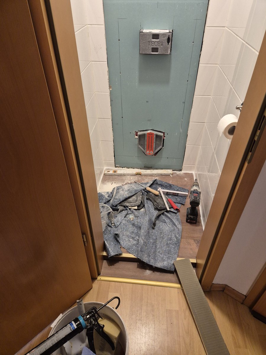 Hallo ihr Lieben,  meine Arbeit  heute 💪, Vorwand,  Modul  Trockenbau und Fliesen. 
Handwerk 💪😀, 
Ich wünsche euch einen schönen Dienstag 🌞🍀🌸.