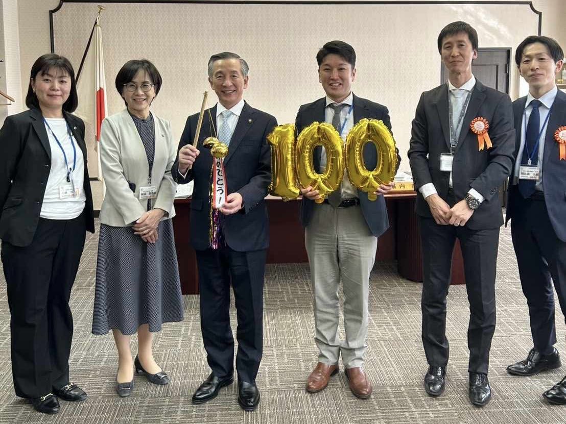 fujiyoshida_pr's tweet photo. R6年度の富士吉田市へのご寄附が、
✨100億円を突破しました✨

いつも応援してくださる皆さまへ心より感謝いたします。

これからも寄附者の皆さまとの繋がりを大切に、富士吉田の未来に向けて、ワンチームで頑張ってまいります！🗻

引き続き #富士吉田市ふるさと納税 をよろしくお願いいたします。 https://t.co/ds0yLjsidx