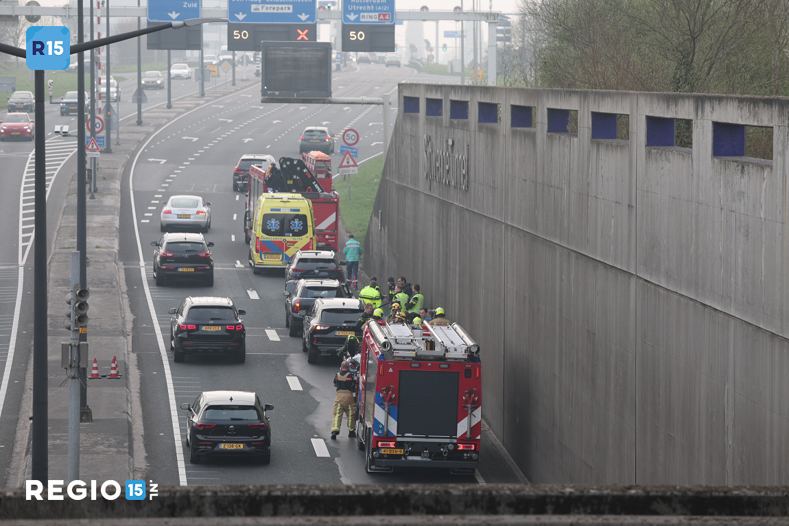 Kop-staart botsing twee voertuigen op de #N14, tussen de #Vliettunnel en de #A4. Tunneldeel richting #A4 lijkt afgesloten., want komt geen verkeer meer uit de tunnel.