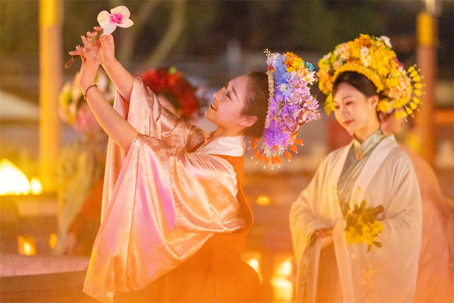 IntlServicesSH's tweet photo. 🌸Step into a world of flowers at the iconic @YuyuanShanghai, where the annual Huazhao Festival brings the Flower Goddess' birthday🎂 to life in a dazzling display of color and light! ✨
Why not make the most of #SpringInShanghai? Come catch the colorful light shows, parades, and dance and musical performances before April ends. https://t.co/OWHPivQwM8 #InShanghai #ShanghaiTrip