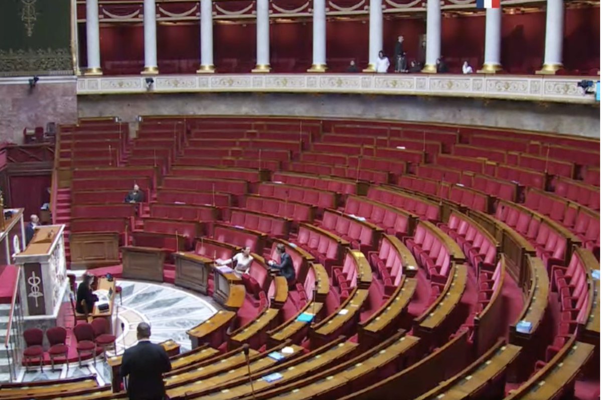 ⚠️⚠️⚠️ Début de séance à l'Assemblée nationale ce matin ! PERSONNE !! Absolument Personne !!! Pour info la rémunération brute mensuelle d'un député : 7 600 € !  Le direct ici : youtube.com/live/zu5dbL19_…