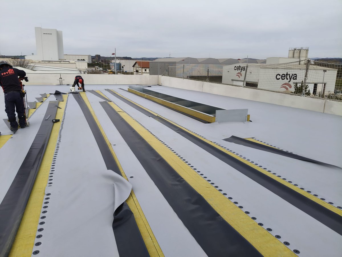 Suministro de 4.500 m2 de Lana de Roca Rocterm+ para cubierta en la obra Nave Escaleras Arizona en Olite (Navarra), 
instalado por nuestro cliente Revimpe, S.L. para la Constructora Guillen Obras y Proyectos, S.L. 
Muchas gracias. @termolan.pt @revimpesl #lanaderoca