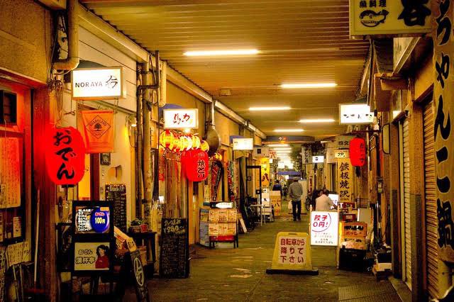 tsukiji14's tweet photo. 【事件】
高円寺再開発計画が急展開！
来年4月から高架下商店街（写真左）を解体して開発を強行するとのこと。
すでに入口の方の店舗群は取り壊され、どこの町にもあるようなしょうもないエリアになってしまっている。この開発が奥のエリア全域まで進む模様。そういう開発はいい加減やめてほしい。 https://t.co/arowfiRXkD