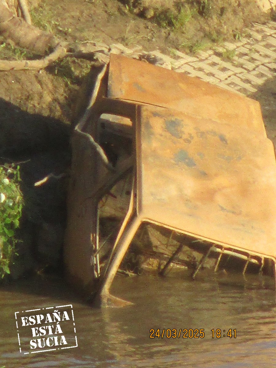 Esas "cosillas" que la gente tira al río ...
---------- 
Visto ayer en el Río Guadalquivir, a su paso por San Juan de Aznalfarache #SevillaHoy #Sevilla facebook.com/groups/espana.…