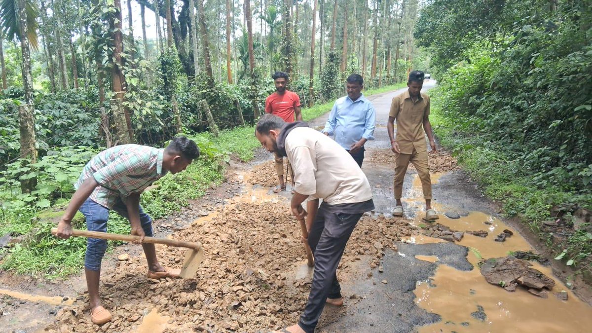 KuvaleRaha786's tweet photo. People repairing the road as conditions are worst to travel @chamiyal https://t.co/MUWgGtEJGi