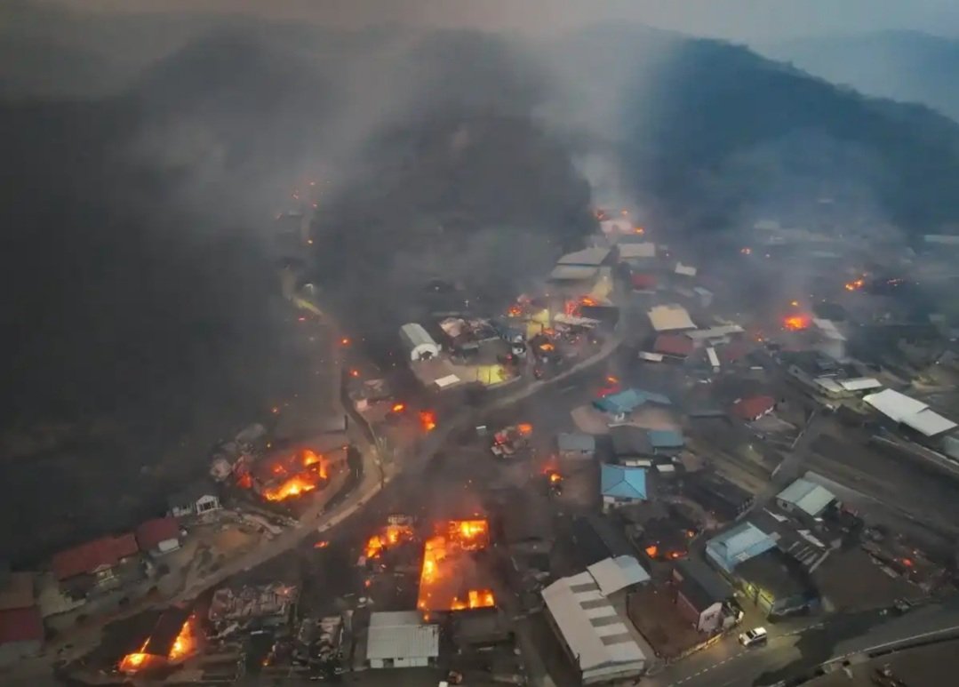 서울, 한국(AP) ― 지난주부터 남부 지역을 휩쓴 산불로 인해 수천 명이 대피하고 1,300년 된 불교 사찰을 포함한 수백 개의 건물이 파괴된 가운데, 한국 안동시의 관리들은 화요일에 주민들에게 안전한 지역으로 대피하라고 경고했습니다.