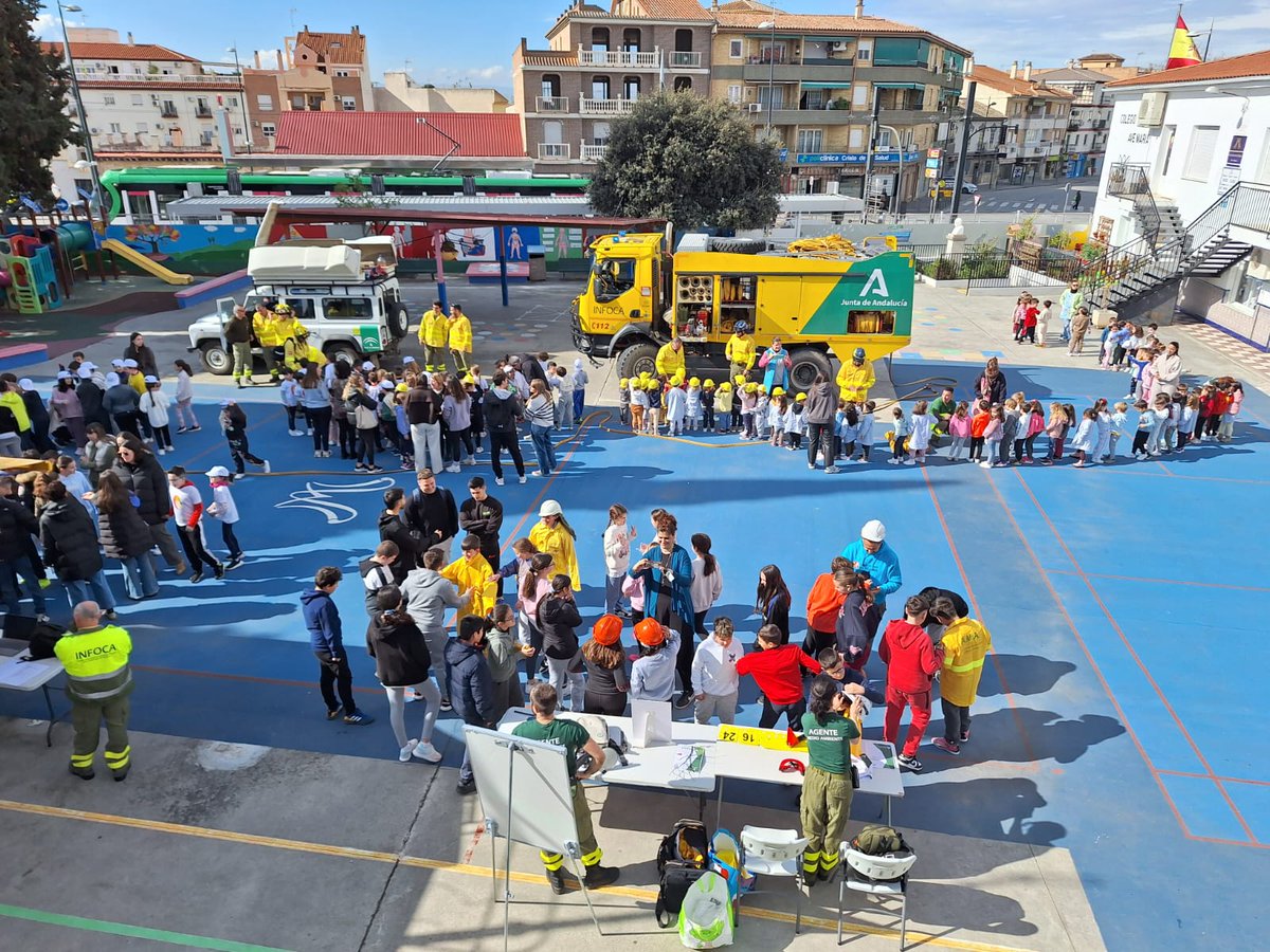 Plan_INFOCA's tweet photo. 🚨 238 alumnos del Centro Ave María de #Albolote (Granada) han participado en actividades sobre #IIFF. Los estudiantes han recorrido los distintos módulos para conocer cada aspecto de nuestro trabajo.

⭕️ La actividad ha finalizado con una maniobra de autoprotección de 🚒 y 🧑‍🚒 https://t.co/y2vn47WanM