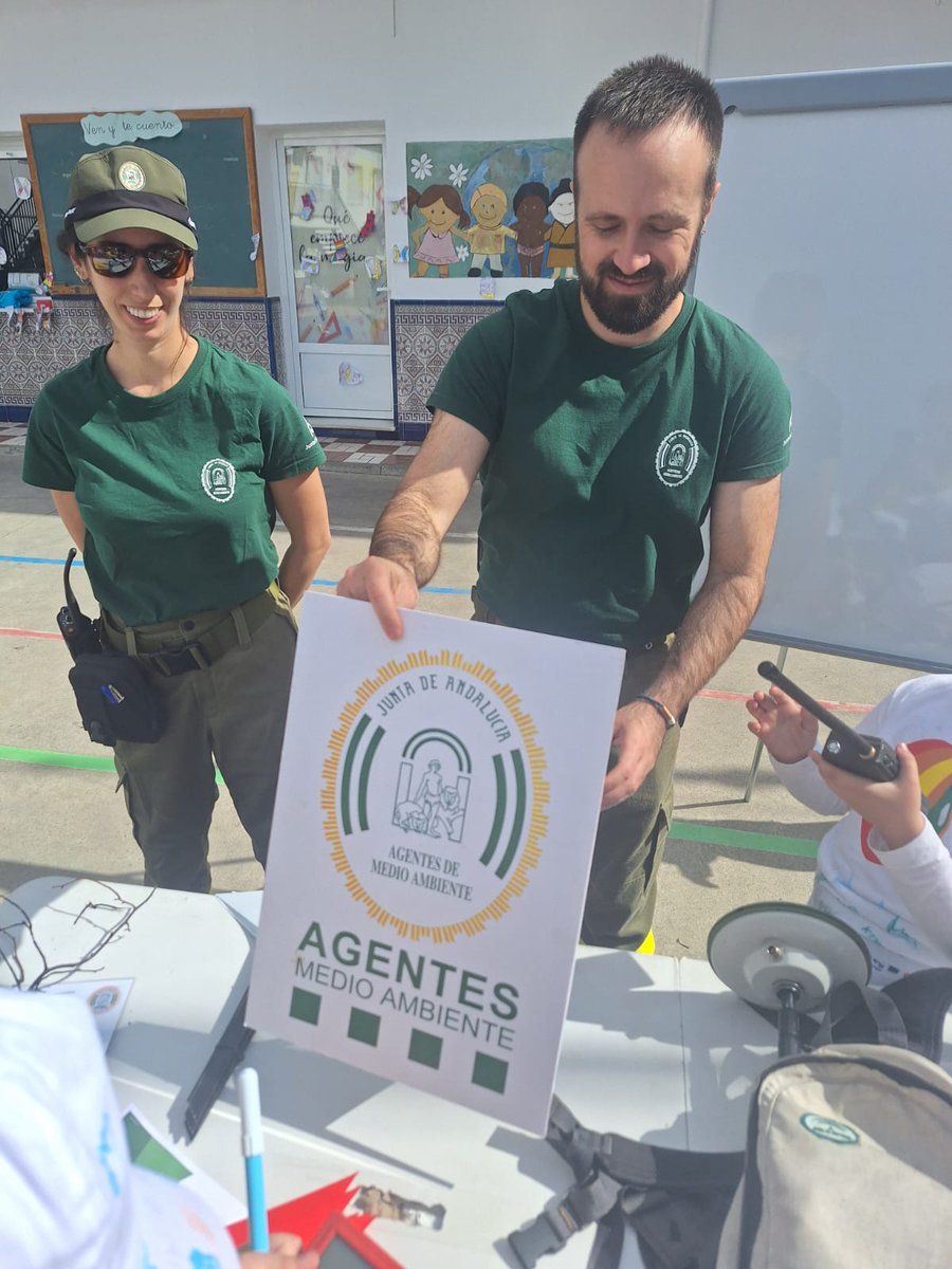 Plan_INFOCA's tweet photo. 🚨 238 alumnos del Centro Ave María de #Albolote (Granada) han participado en actividades sobre #IIFF. Los estudiantes han recorrido los distintos módulos para conocer cada aspecto de nuestro trabajo.

⭕️ La actividad ha finalizado con una maniobra de autoprotección de 🚒 y 🧑‍🚒 https://t.co/y2vn47WanM