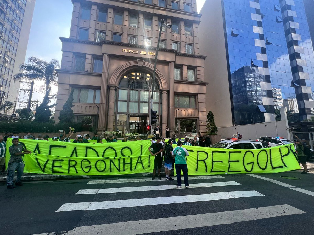 insta_coxa's tweet photo. #ForaTreecorp 🤬

Torcida do Coritiba está presente nesse momento em frente à sede da Treecorp na Avenida Faria Lima, em São Paulo para protestar contra a péssima gestão da SAF, dona de 90% do clube. https://t.co/rQfwUF1gts