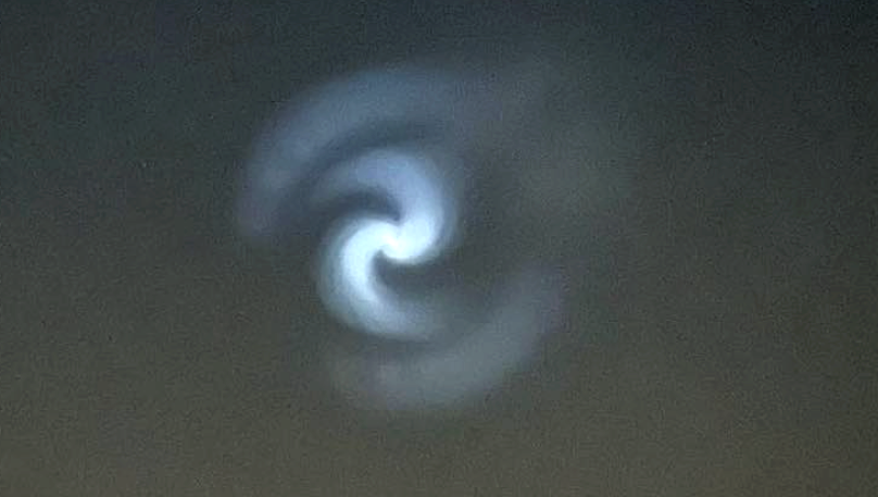 Who saw this last night?! 👀✨

What was it? It’s called a “Space Spiral” — caused by a rocket venting leftover fuel in the atmosphere or space! 

🔎 Did you see it or catch a pic? Drop it in the comments! 👇👇👇

#SpaceSpiral #RocketLaunch #Falcon9 #SpaceX #Skywatching #LookUp